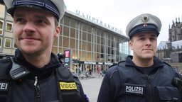 Zwei Polizisten tragen Bodycams