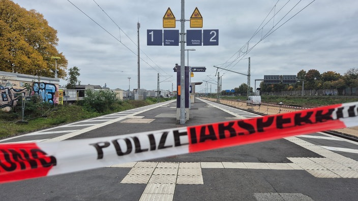 Absperrband von der Polizei vor einem Bahnsteig