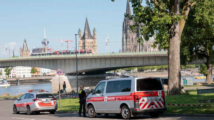 Am Deutzer Ufer stehen Einsatzkräfte des Ordnungsamtes im Bereich der Bombenblindgänger aus dem Zweiten Weltkrieg zur Bewachung