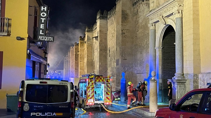  Feuerwehreinheiten sind bei einem Brand in der Moschee von Cordoba im Einsatz