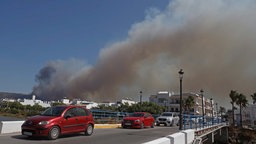 Rauchsäule über einer Ortschaft bei Tarifa