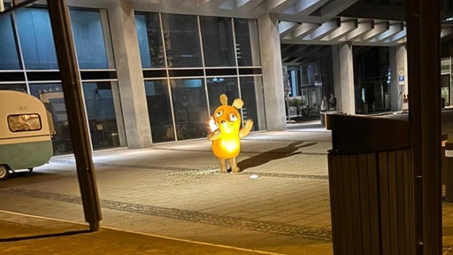In der Nacht auf den 26. Juli wurde ein Brandanschlag auf die Maus vor den WDR Acarden in Köln ausgegübt, die linke Flanke der Figur brennt