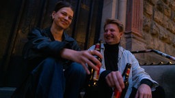 Simone und Malte trinken Bier am Brüsseler Platz