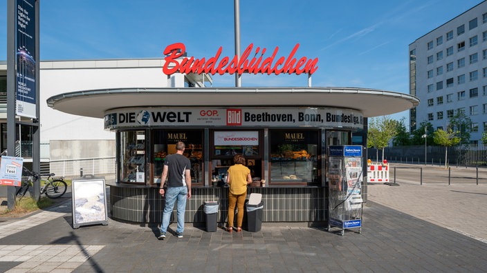 Kunden stehen vor dem neu aufgebauten Bundesbüdchen in Bonn