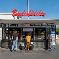 Kunden stehen vor dem neu aufgebauten Bundesbüdchen in Bonn