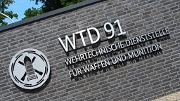 Eine Wand mit der Aufschrift: Wehrtechnische Dienststelle für Waffen und Munition