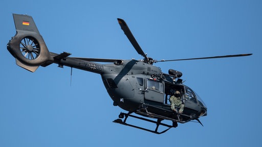 Ein Hubschrauber der Bundeswehr fliegt über dem Ortsteil Blessem.