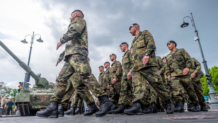 Bundeswehrsoldaten marschieren auf