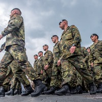 Bundeswehrsoldaten marschieren auf