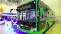 Elektrobus von Yutong auf der Elektrofahrzeugmesse ElectroTrans-2024