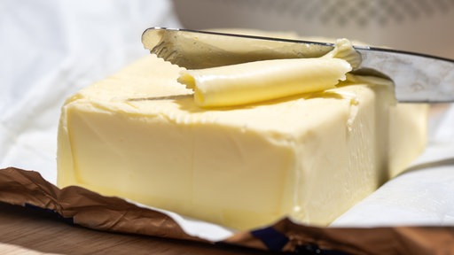 Ein Stück Butter liegt auf einem Tisch.