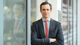 Der designierte Chef des Lebensmittelkonzerns Dr. Oetker, Carl Oetker, steht vor einer Glaswand in der Unternehmenszentrale.