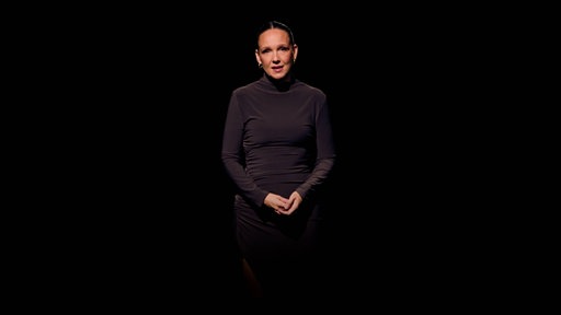 Carolin Kebekus vor schwarzem Hintergrund