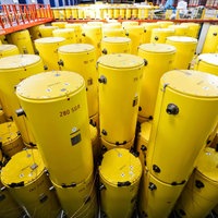 Im Forschungszentrum Jülich lagern gelbe Castorenbehälter.