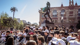 Studierende an der University of California versammeln sich, um Charlie Kirk bei der American Comeback Tour zu debattieren 