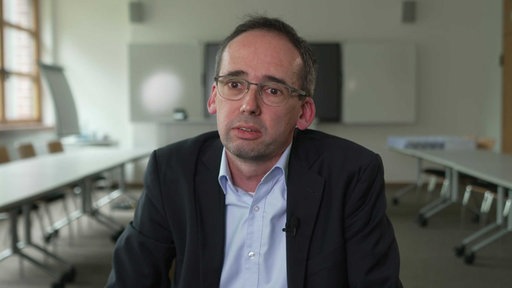 Aufnahme des Kriminologen Christian Walburg in einem Interview