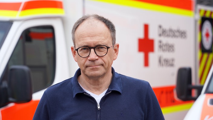 DRK-Kreisverbandsvorstand Christoph Schlütermann vor dem Sitz des Ortsverbandes Dülmen
