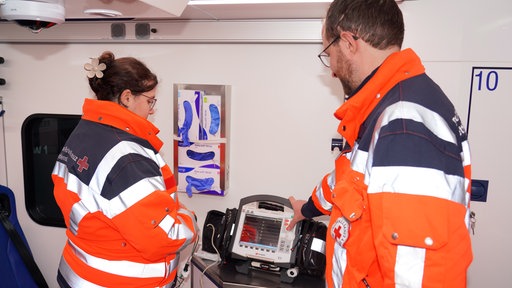 Die Rettungsdienst-Besatzung bedient ein medizinisches Gerät im Inneren des Fahrzeugs