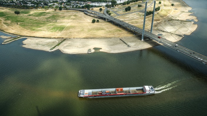 Ein Containerschiff fährt mit geringer Ladung bei Niedrigwasser