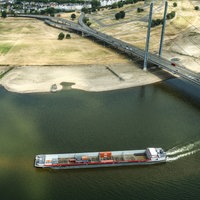 Ein Containerschiff fährt mit geringer Ladung bei Niedrigwasser