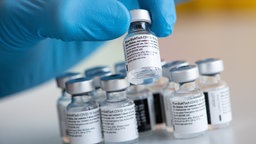 Leere Ampullen des Impfstoffs von Biontech/Pfizer gegen das Corona-Virus SARS-CoV-2.