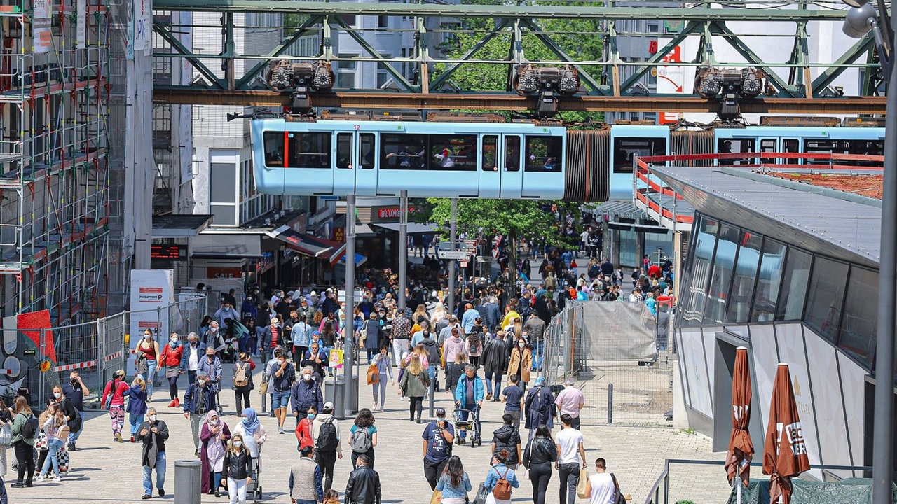 Menschenmassen in der Wuppertaler Innenstadt