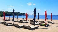 Leere Sonnenliegen am Cospudener See in Leipzig