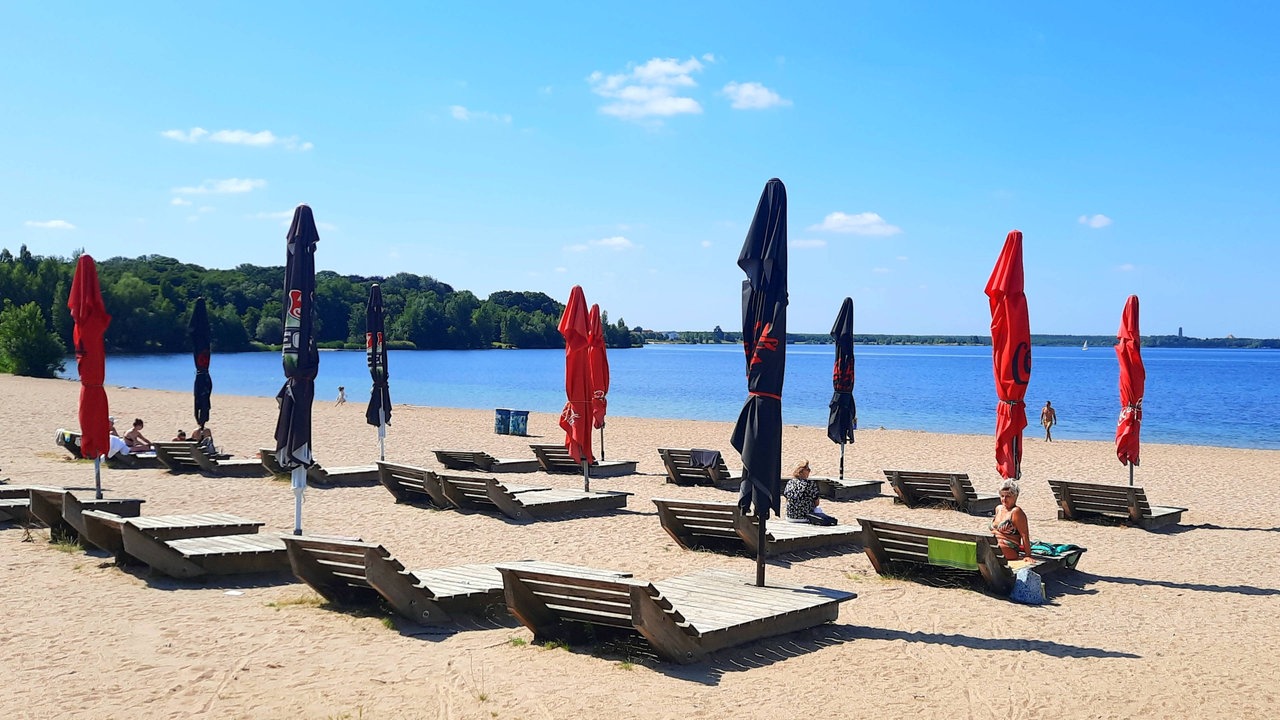 Leere Sonnenliegen am Cospudener See in Leipzig