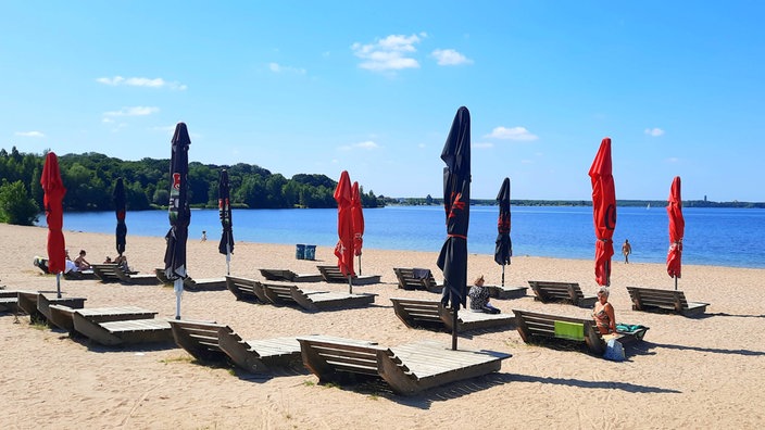 Leere Sonnenliegen am Cospudener See in Leipzig
