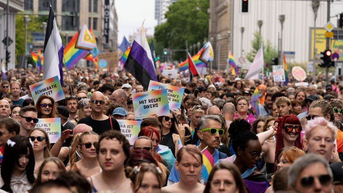 Menschen auf dem CSD in Berlin