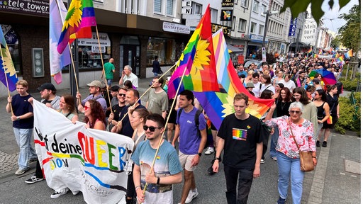 Teilnehmende auf CSD Demo in Solingen