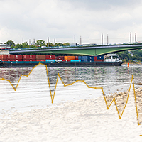 Montage: Diagramm der sinkende Kurve des Güterverkehrs. Foto:Binnenschiff fährt bei Niedrigwasser auf dem Rhein in Bonn