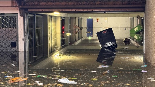 Wasser in Tiefgarage, schwimmende Mülltonnen