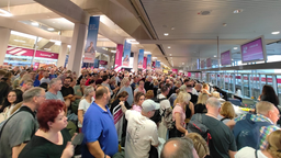 Menschenmasse beim Check-In am Flughafen Köln/Bonn 