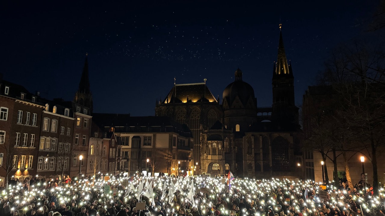 Demo "Wir sind die Brandmauer" auf dem Aachener Katschhof.