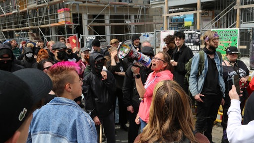 Frau mit Megaphon bei der Demo in Bielefeld