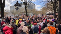 Eine große Menschenmasse versammelt sich in Köln 