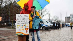 Zwei Demonstranten halten ein Schild mit der Aufschrift "Dortmund ist und bleibt bunt!"