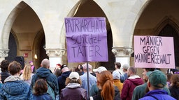 Schilder einer Demonstration zeigen Schriften wie "Patriachat schützt Täter"