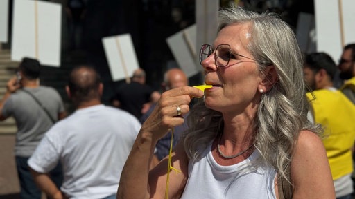 Martina Heym besitzt ein Taxiunternehmen und demonstriert 