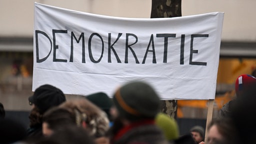 Demokratie-Banner bei einer Fridays for Future-Demonstration