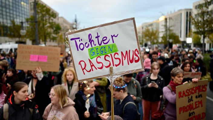 Demonstranten protestieren vor dem Konrad Adenauer Haus in Berlin