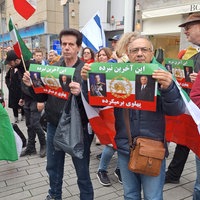 Demonstranten mit Fahnen und Schildern