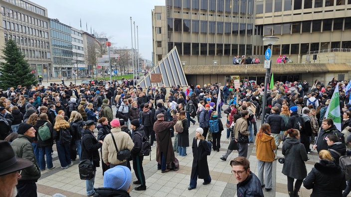 Viele junge Menschen auf einem Platz in Bielefeld