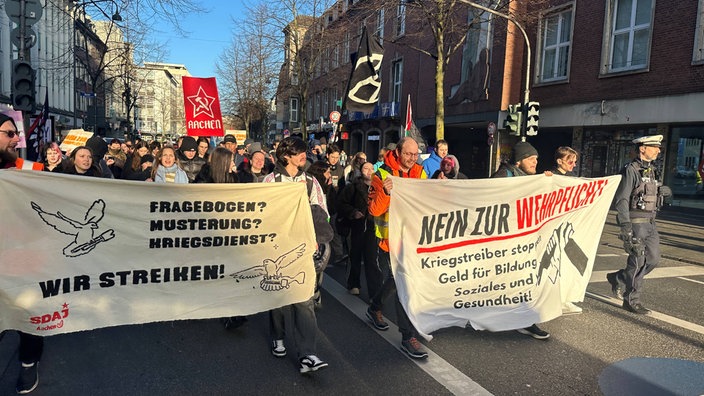 Viele junge Menschen laufen auf der Straße
