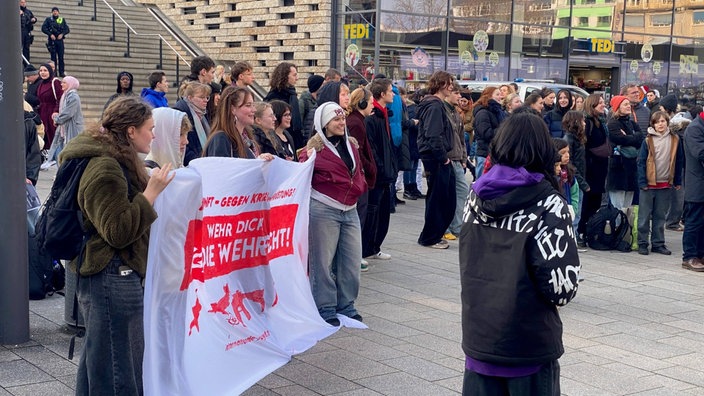 Mehrere junge Frauen halten ein Transparent