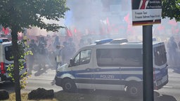 Menschen auf einer Demonstration von "Rheinmetall entwaffnen" in Köln