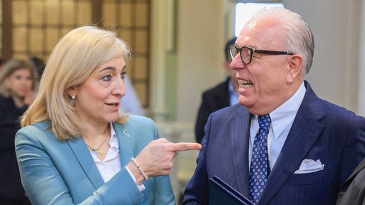 Nina Warken (CDUl), Bundesministerin für Gesundheit, und Klaus Reinhardt, Präsident der Bundesärztekammer, unterhalten sich vor der Eröffnung des 129. Deutschen Ärztetages in der Nikolairche.