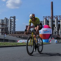 Ein Rennradfahrer fährt auf dem Gelände der Zeche Zollverein in Essen