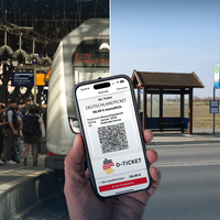 Digitales Deutschlandticket auf Smartphone an einer Haltestelle auf dem Dorf und einem Hauptbahnhof